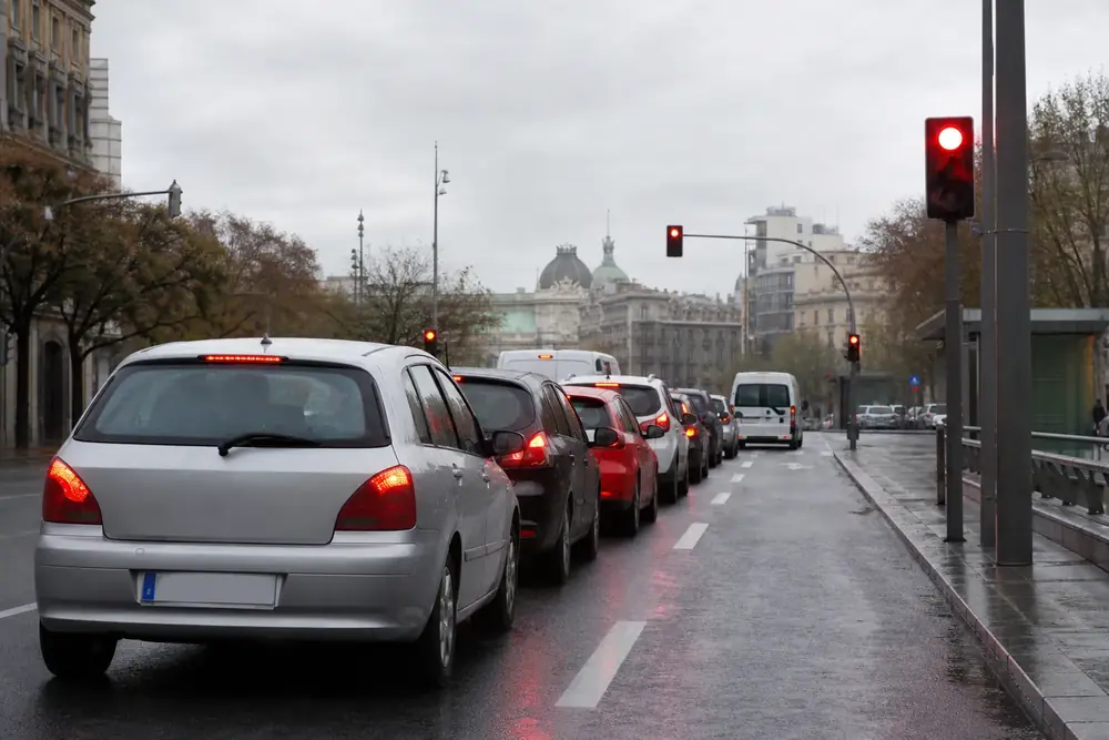 Retención de tráfico en una avenida urbana
