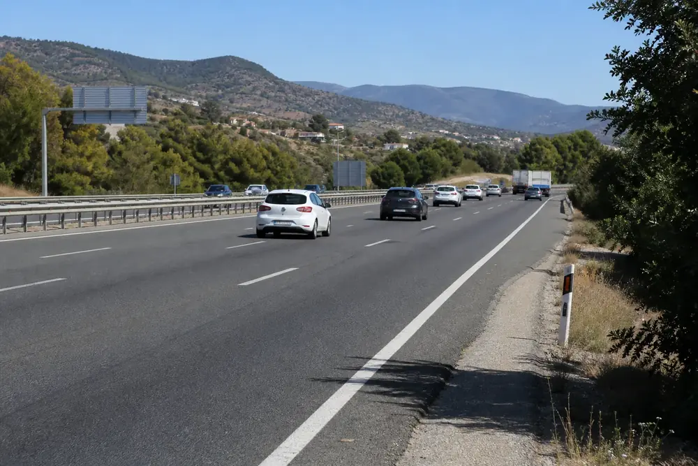 Autovía española de tres carriles con tráfico fluido a plena luz del día