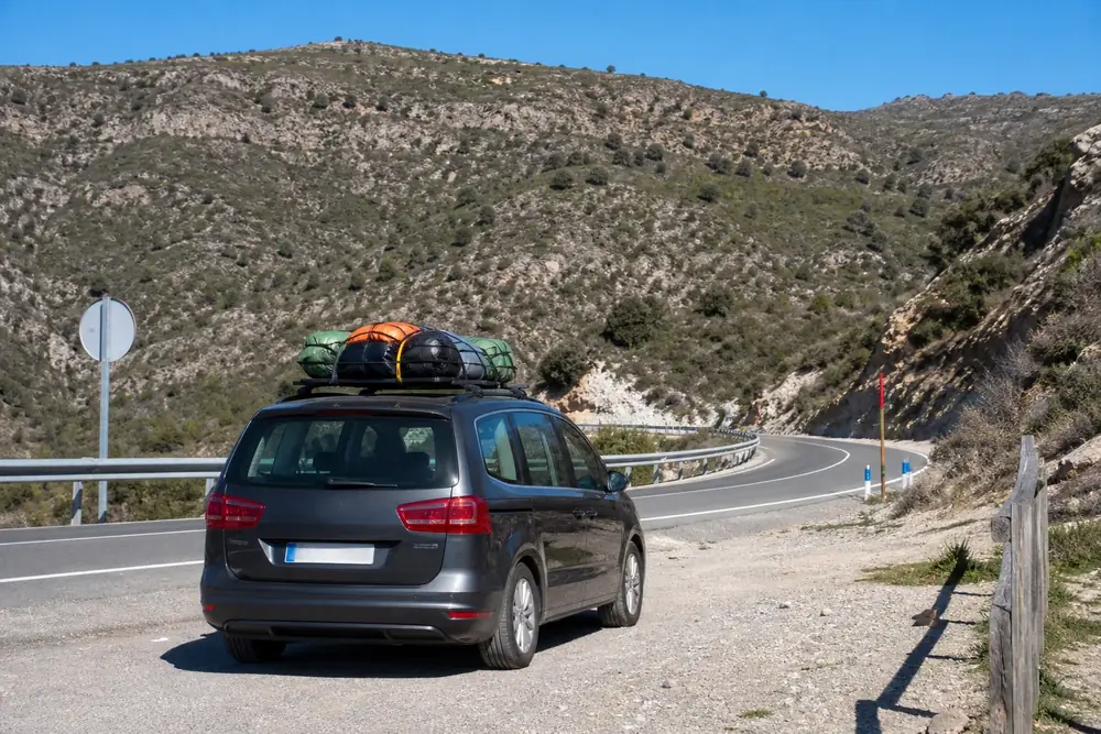 Coche con una baca cargada y la carga bien sujeta