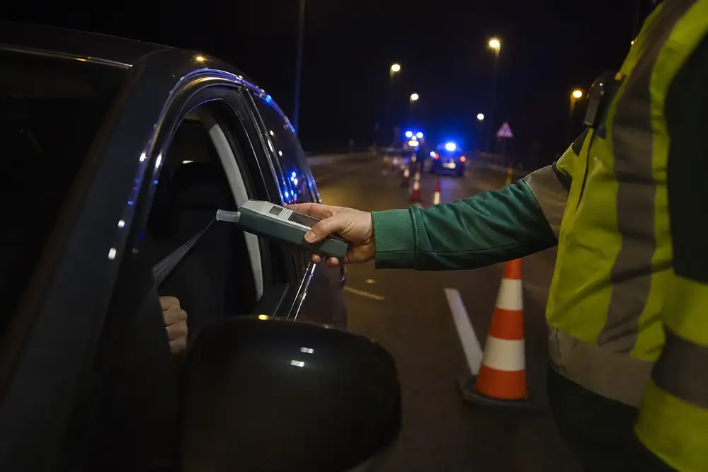 Control de alcoholemia en carretera con etilómetro