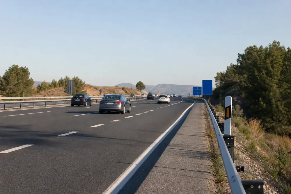 Autovía de dos carriles por sentido con tráfico ligero y quitamiedos