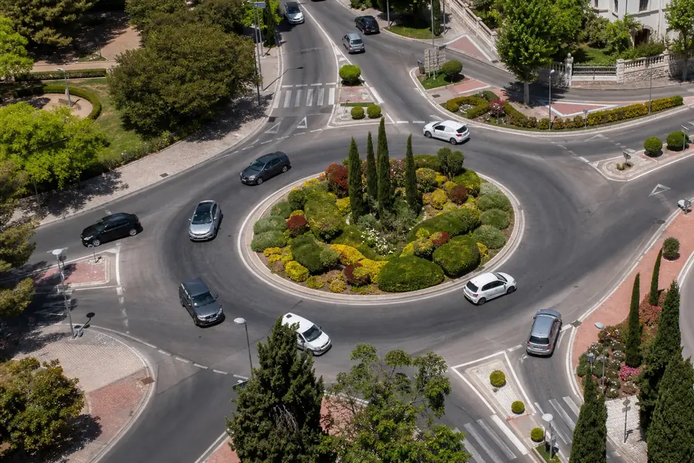 Glorieta vista desde arriba con varios vehículos circulando por el anillo