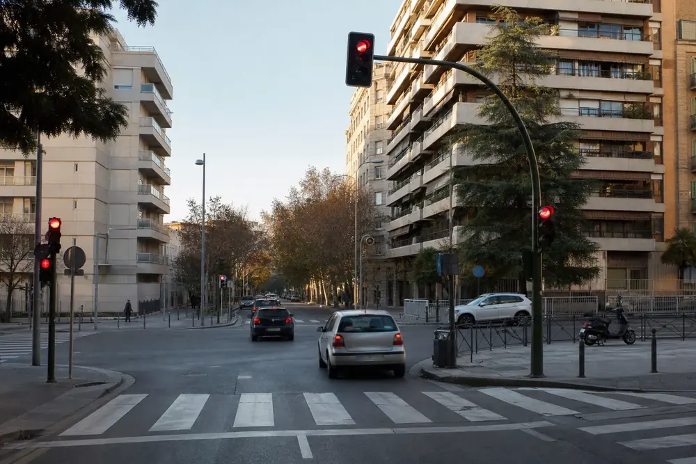 Cruce urbano con semáforos y paso de peatones