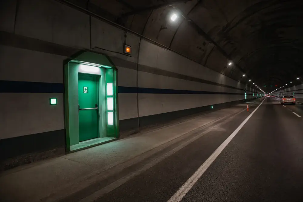 Puerta de salida de emergencia señalizada en el interior de un túnel